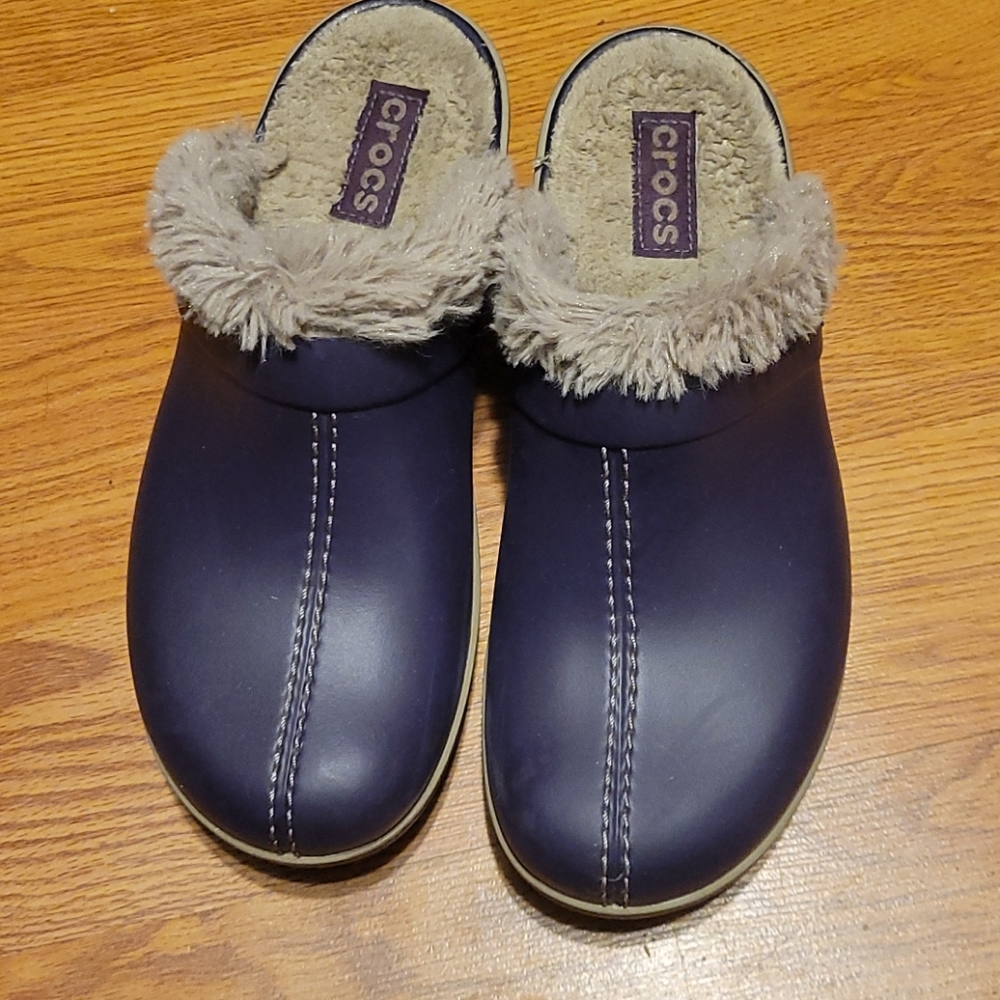 W9 Crocs